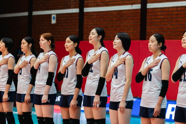 Các cầu thủ đội nữ U17 Hàn Quốc Yeo Ja-bae-gu (CEO) chuẩn bị cho trận đấu vòng bảng D lần thứ 5 trước Algeria tại Giải vô địch nữ U17 FIVB 2026 diễn ra ngày 12 (giờ Hàn Quốc) tại Los Andes, Chile. /Ảnh=FIVB cung cấp