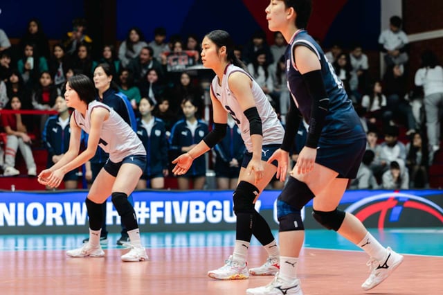 Các cầu thủ đội nữ U17 Hàn Quốc Yeo Ja-bae-gu (CEO) tham gia trận đấu vòng bảng D lần thứ 5 trước Algeria tại Giải vô địch nữ U17 FIVB 2026 diễn ra ngày 12 (giờ Hàn Quốc) tại Los Andes, Chile. /Ảnh=FIVB cung cấp