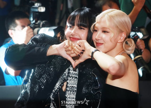 Girl group BLACKPINK (BLACK PINK) members Lisa and Rosé pose during the 'BORN PINK IN CINEMAS' pink carpet event held at Times Square Yeongdeungpo in Seoul on the afternoon of the 9th. /2024.08.09 /Photo=Lee Dong-hoon