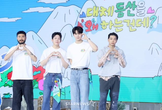 가수 카더가든, 데이식스 도운, 배우 이채민, 올데이프로젝트 타잔이 12일 서울 마포구 호텔 나루 엠갤러리에서 진행된 넷플릭스 예능 '대체 등산을 왜 하는 건데?' 제작발표회에 참석해 포즈를 취하고 있다. /2026.08.12 /사진=김휘선 hwijpg@