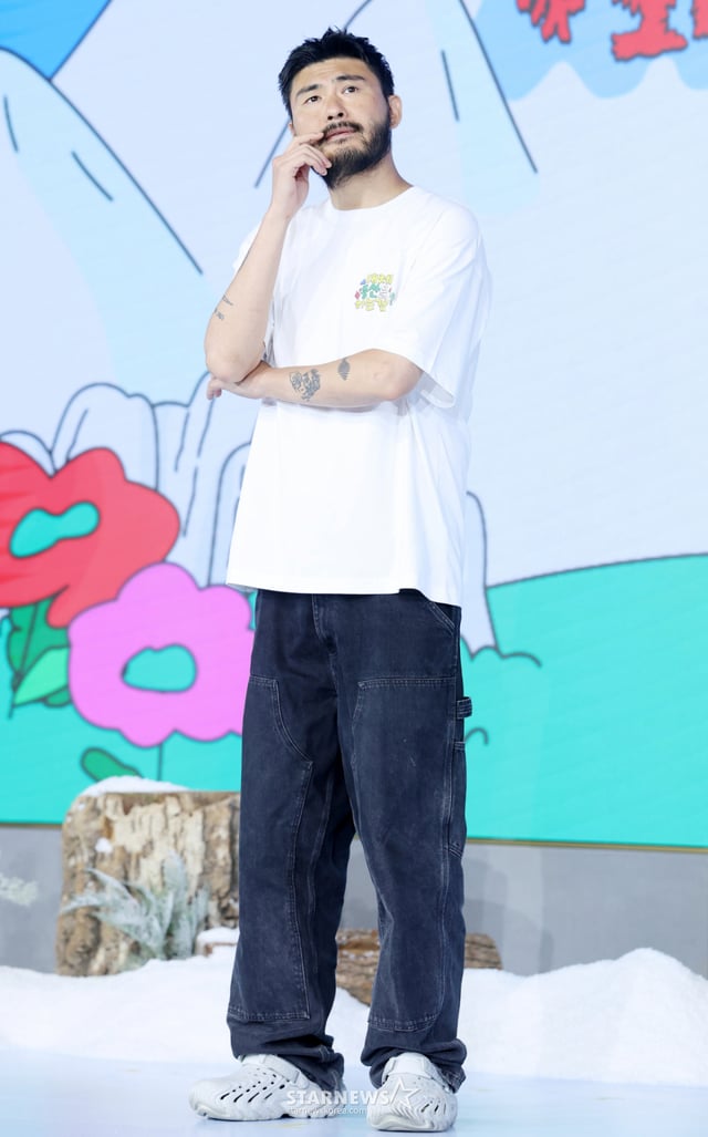 El cantante Carder Garden posó el 12 en la sala de exposiciones Em Gallery del Hotel Naru, en el distrito de Mapo, Seúl, durante la rueda de prensa del programa de variedades de Netflix '¿Por qué escalar?'. /foto=Kim Hwi-seon hwijpg@