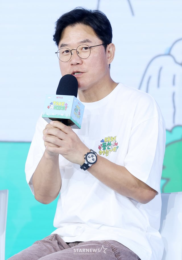 El director Na Young-seok participó el 12 en la rueda de prensa del programa de variedades de Netflix '¿Por qué escalar?', celebrada en la sala de exposiciones Em Gallery del Hotel Naru Seúl, en el distrito de Mapo, Seúl, y respondió a preguntas. /2026.08.12 /Foto=Kim Hwi-seon hwijpg@