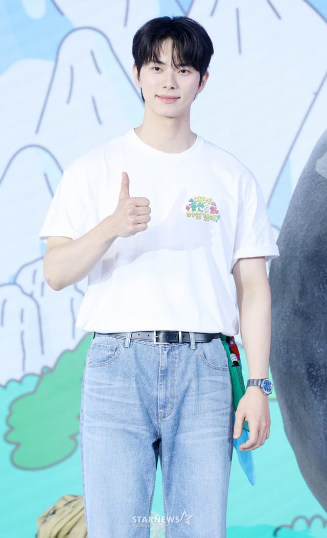 Actor Lee Chae-min posed at the Netflix variety show 'Why Are We Even Hiking?' press conference held on the 12th at Naru Hotel Seoul M Gallery in Mapo-gu, Seoul. /2026.08.12 /Photo=Kim Hwi-seon hwijpg@
