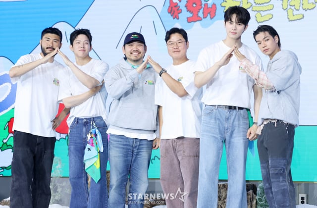 Singer Kaddi Garden, Day6's Dowoon, PD Park Hyun-yong, PD Na Young-seok, actor Lee Chae-min, and OllDay Project's Taran posed at the Netflix variety show 'Why Are We Even Hiking?' press conference held on the 12th at Naru Hotel Seoul M Gallery in Mapo-gu, Seoul. /2026.08.12 /Photo=Kim Hwi-seon hwijpg@