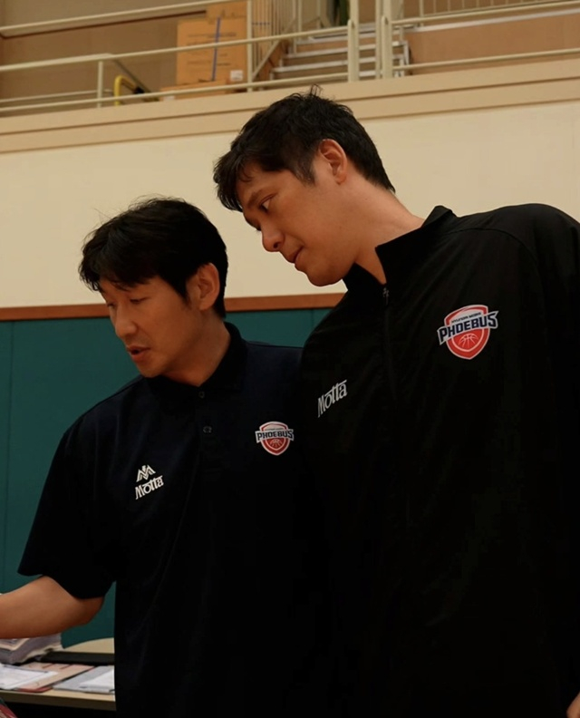 Head coach Yang Dong-geun and assistant coach Ham Ji-hoon (right). /Photo=Ulsan Hyundai Mobis SNS