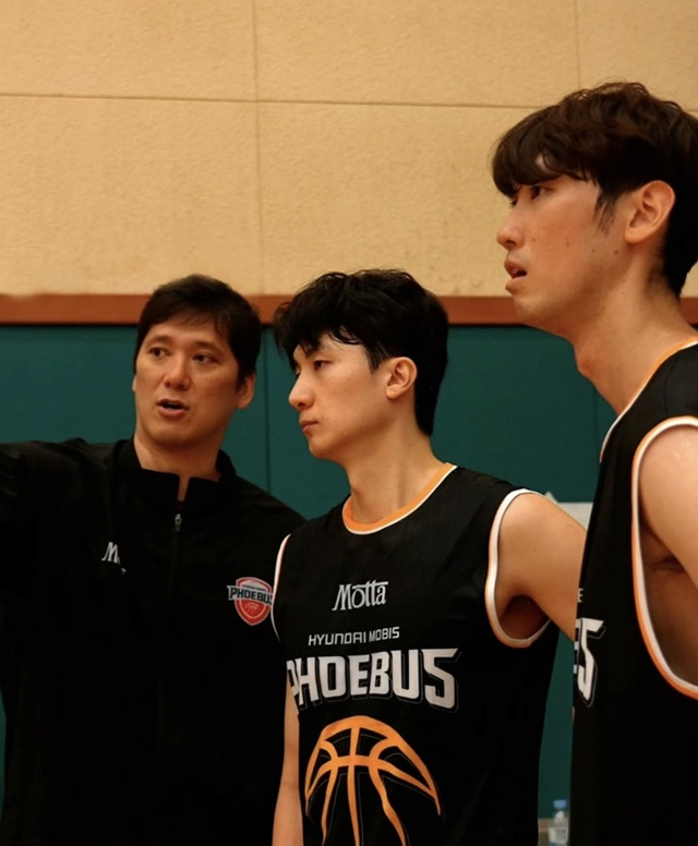 Assistant Coach Ham Ji-hoon (left). /Photo=Ulsan Hyundai Mobis SNS