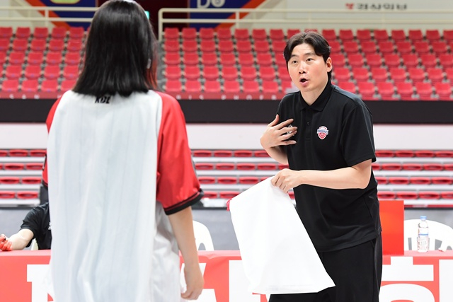 Senior Coach Park Gu-young (right). /Photo=KBL