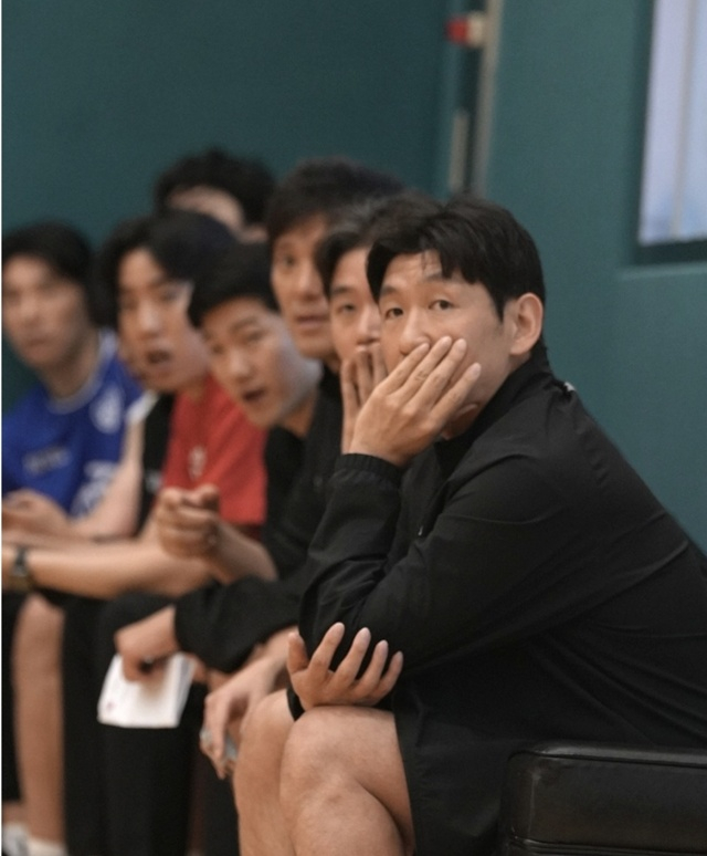 Head coach Yang Dong-geun (right) watching over the players. /Photo=Ulsan Hyundai Mobis SNS