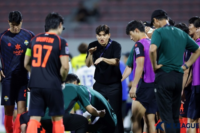 選手たちに作戦指示を下すチョン·ギョンホ江原FC監督(中央)。 /写真=韓国プロサッカー連盟提供