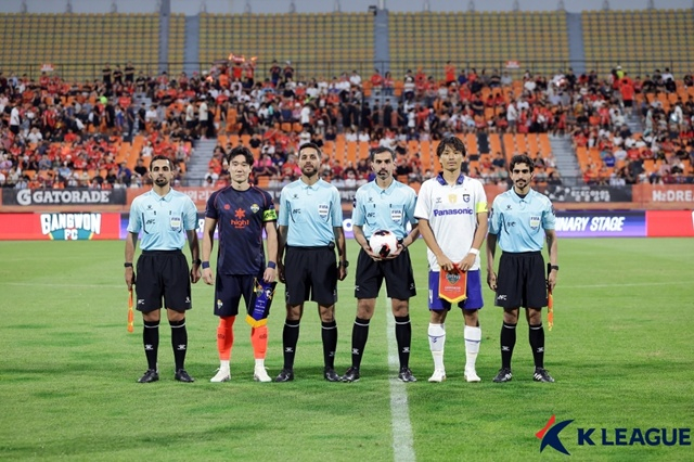 江原(カンウォン)FC-ガンバ大阪の試合を担当する審判陣。 /写真=韓国プロサッカー連盟提供