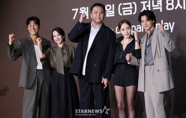 Los actores Kim Jae-cheol y Jo Yeo-jeong, el director Lee Chang-hee, la actriz Kim Hye-soo y el actor Kim Ji-hoon posaron el día 28 en el hotel Ambassador Fullman del distrito Jung-gu de Seúl, durante la rueda de prensa de la serie de Coupang Play titulada 'Ahora un adulterio no es problema'. /2026.07.28 /Foto=Kim Hwi-seon hwijpg@