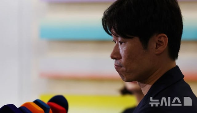 Kサッカー革新委員会のパク·チソン共同委員長が先月27日、ソウル鍾路区の国立現代美術館会議室で開かれた「Kサッカー革新委員会第4回会議」を終えた後、取材陣の質問を聞いている。 /写真=ニューシス