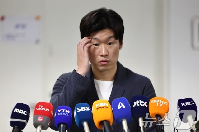K-サッカー革新委員会の朴智星(パク·チソン)共同委員長が11日、ソウル市鍾路区(チョンノグ)の国立現代美術館事務棟で開かれたK-サッカー革新委員会第6回会議を終えた後、ブリーフィングを行っている。 /写真=ニュース1