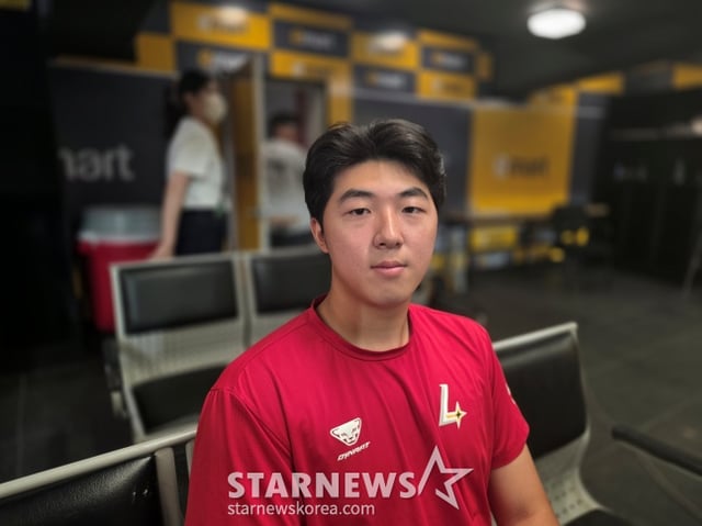 SSG 김민준이 12일 인천 롯데전 승리 투수가 된 후 취재진과 인터뷰에 응했다. /사진=김동윤 기자 