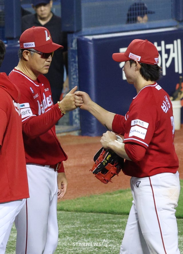 Huấn luyện viên Lee Sung-yong của SSG (bên trái). /Ảnh=StarNews