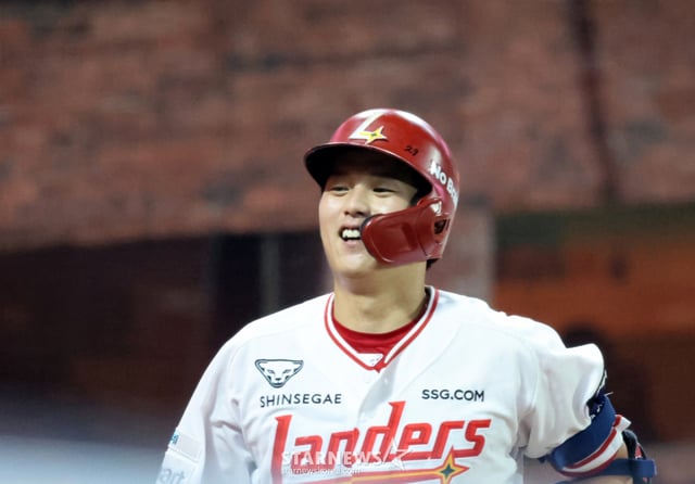 랜더스 6번타자 조형우가 4일 인천SSG랜더스필드에서 열린 2026KBO리그 SSG랜더스와 LG트윈스 경기 7회말  2사 1,2루에서 3점홈런을 터트린 후 홈인하고 있다. 2026.08.04. /사진=강영조 선임기자 