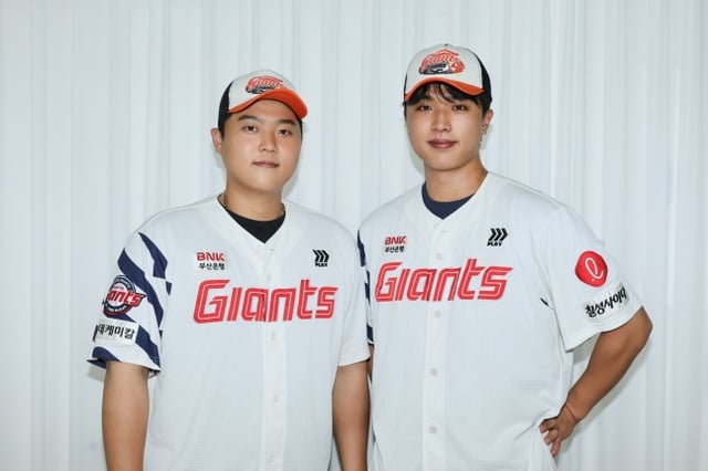 Han Dong-hee (izquierda) y Park Jung-min de Lotte. /Foto=proporcionado por Lotte Giants