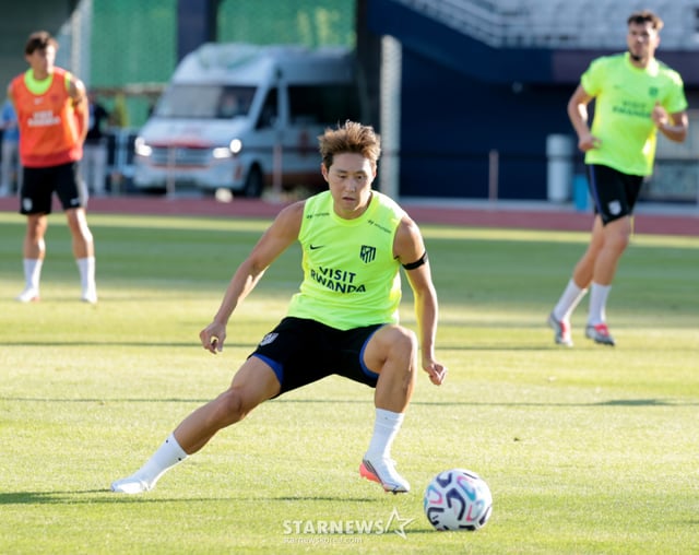 Lee Kang-in, who has joined ATM, is seen moving around and finding space during rondo drills while warming up at a training session held on the 8th at Mokdong Football Stadium ahead of the 2026 Coupang Play Series match between Manchester City and Atlético Madrid. 2026.08.08. /Photo=Senior reporter Kang Young-jo cameratalks@