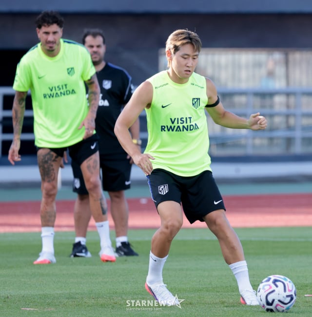 Lee Kang-in, who has joined ATM, is seen warming up with rondo drills during a training session held on the 8th at Mokdong Football Stadium ahead of the 2026 Coupang Play Series match between Manchester City and Atlético Madrid. 2026.08.08. /Photo=Senior reporter Kang Young-jo cameratalks@