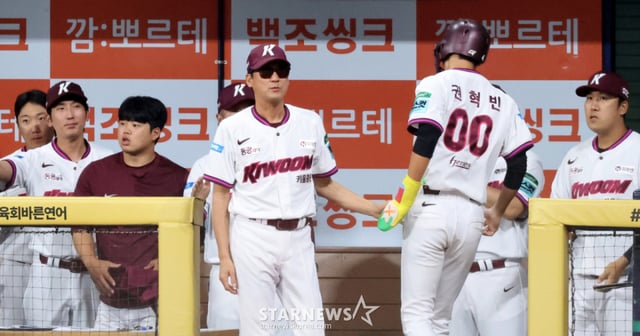 Kwon Hyuk-bin của Kiwoom ghi bàn nhờ cú đánh có điểm của Seo Geon-chang ở hiệp 6, 1 out, 2 bases ngày 12 tại Gocheok Sky Dome trong trận đấu 2026KBO League Kiwoom Heroes và LG Twins, nhận được lời chúc mừng từ huấn luyện viên Seol Jong-jin. 2026.08.12. /ảnh=Kang Young-jo cameratalks@