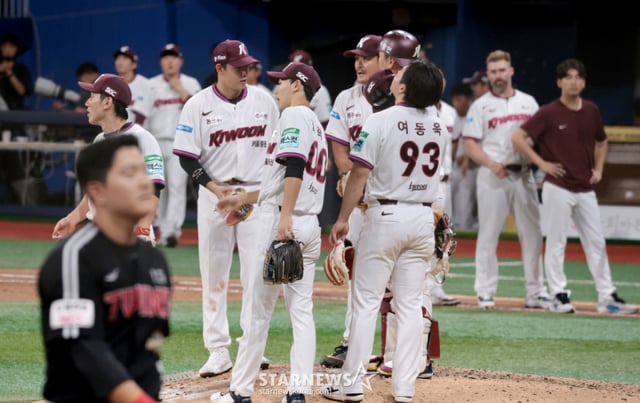Moon Jung-bin, tác giả của cú home run 2 điểm ở hiệp 8, đang tỏ vẻ tiếc nuối khi bị loại bằng fly ball ngoài sân ở hiệp 9, 2 out, bases 1 và 2 ngày 12 tại Gocheok Sky Dome trong trận đấu 2026KBO League Kiwoom Heroes và LG Twins. 2026.08.12. /Ảnh=Kang Young-jo cameratalks@