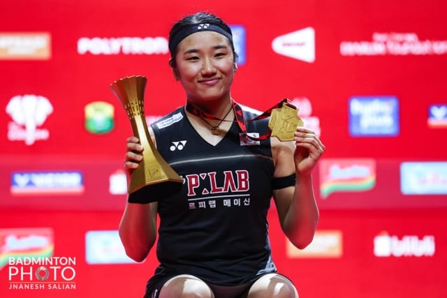 안세영이 7일(한국시간) 인도네시아 자카르타에서 열린 2026 세계배드민턴연맹(BWF) 월드투어 슈퍼 1000 인도네시아 오픈 결승에서 일본의 야마구치 아카네를 꺾고 우승을 차지한 뒤 우승 트로피와 메달을 들고 기념사진을 촬영하고 있다. /사진=대한배드민턴협회 제공