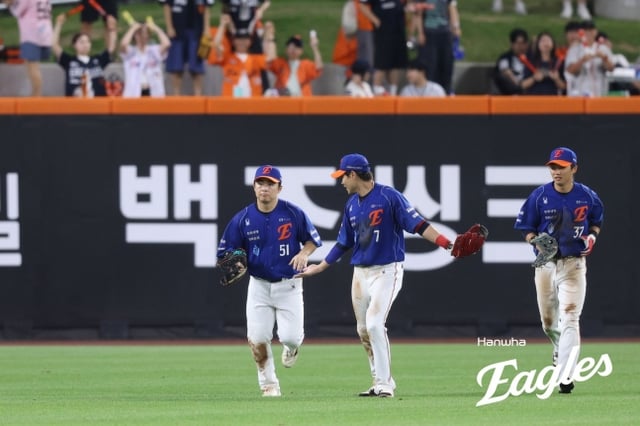 한화 이글스 문현빈(왼쪽)의 좌익수 수비 장면. /사진=한화 이글스 제공