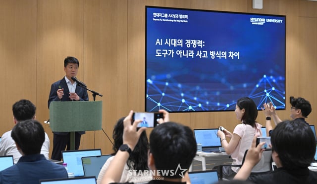 [서울=뉴시스] 12일 서울 서초구 현대차그룹에서 열린 '현대차그룹 AX 성과 발표회'에서 류석문 현대오토에버 대표가 바이브 코딩 실습 세션을 진행하고 있다. (사진=현대차그룹 제공) 2026.08.12. photo@newsis.com *재판매 및 DB 금지 /사진=류현주