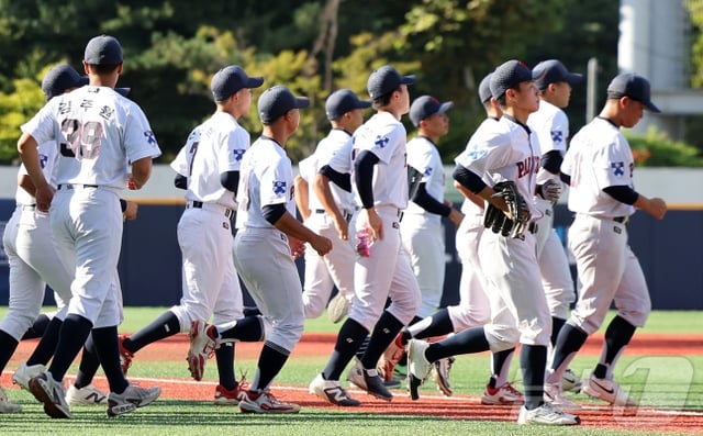 El equipo de béisbol del Baekje High School se enfrentó al Incheon High School el día 12 en el estadio de béisbol Mokdong de Seúl, en la primera ronda del 54º Torneo Nacional de Béisbol de Escuelas Superiores 'Bonghwangdae'. /foto=Proporcionado por NEWS1