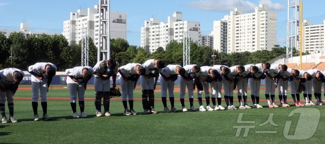 El equipo de béisbol del Baekje High School saludó al público antes de enfrentar al Incheon High School en la primera ronda del 54º Torneo Nacional de Béisbol de Escuelas Superiores 'Bonghwangdae', celebrado el día 12 en el estadio de béisbol Mokdong de Seúl. /Foto=Proporcionado por NEWS1