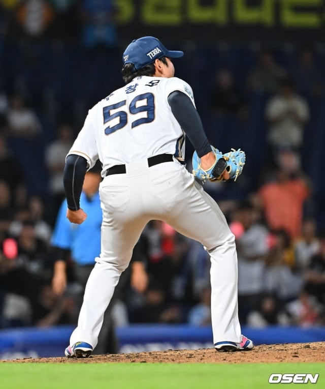NC 다이노스 구창모가 12일 창원 NC파크에서 열린 KT 위즈와 홈경기에 선발 등판해 5회 만루 위기를 지워낸 뒤 포효하고 있다.