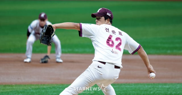 키움 우완투수 전준표가 12일 고척스카이돔에서 열린 2026KBO리그 키움히어로즈와 LG트윈스 경기에서 선발로 나와 역투하고 있다. 2026.08.12. /사진=강영조 cameratalks@