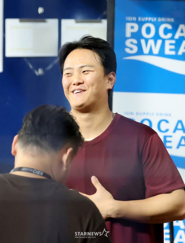 愛知-名古屋アジア大会野球代表チームに選ばれたキウム捕手のキム·ゴンヒが11日、高尺スカイドームで開かれる2026KBOリーグのキウムヒーローズとNCダイノスの試合に先立ち、記者たちとインタビューをしている。 代表チームへの乗船を祝うソル·ジョンジン監督。 2026.06.11./写真=カン·ヨンジョ cameratalks@