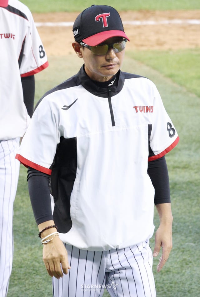 Trận đấu KBO League 2026 Shinhan SOL Bank giữa LG Twins và KIA Tigers được tổ chức tại Seoul Jamsil Baseball Stadium vào ngày 30. Huấn luyện viên LG Yêm Kyung-yeop đang hướng tới phòng chỉ huy sau khi động viên các cầu thủ đã giành lại vị trí thứ nhất với chiến thắng 3-1 trước KIA. /ảnh=phóng viên trưởng Kim Jin-kyung kim.jinkyung@