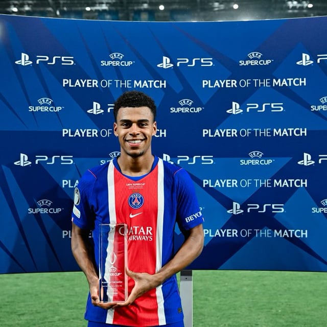 Desire Doue receives the 2026 UEFA Super Cup Player of the Match (POTM) award. /Photo=Paris Saint-Germain official social networking service (SNS)
