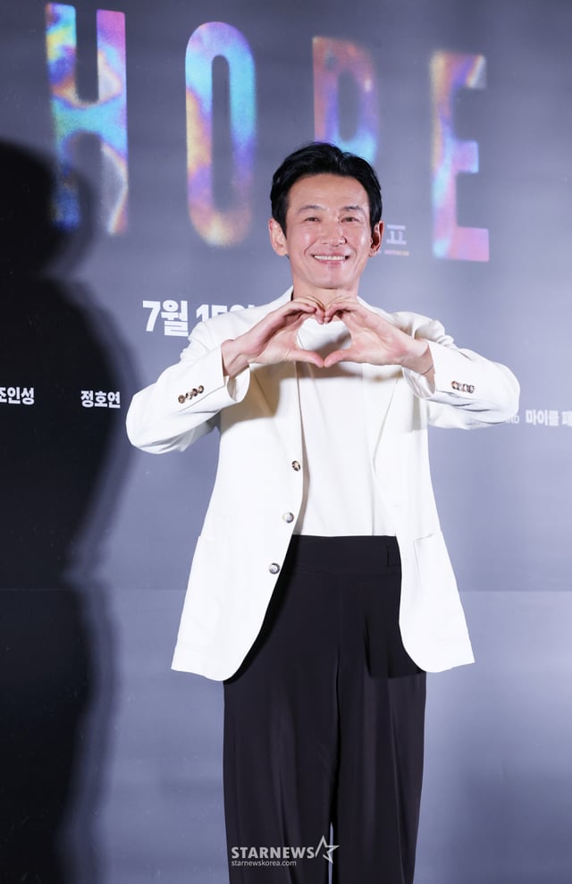 배우 황정민이 6일 서울 강남구 메가박스 코엑스에서 진행된 영화 '호프' 언론시사회 및 기자간담회에 참석해 포즈를 취하고 있다. /2026.07.06 /사진=김휘선 hwijpg@