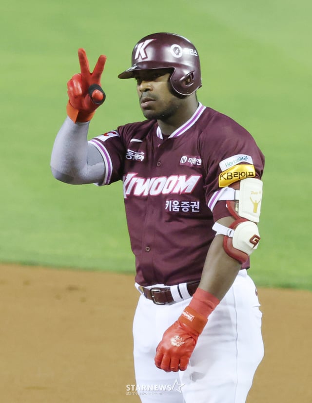 El partido de la Liga KBO Shinhan SOL Bank 2025 entre LG Twins y Kiwoom Heroes se celebró el día 16 en el estadio de béisbol Jamsil. Puig de Kiwoom conecta un hit con carrera impulsada con dos outs en la parte alta del octavo inning desde las bases primera y segunda, llega a base y realiza una ceremonia. /Foto=reportero jefe Kim Jin-kyung kim.jinkyung@