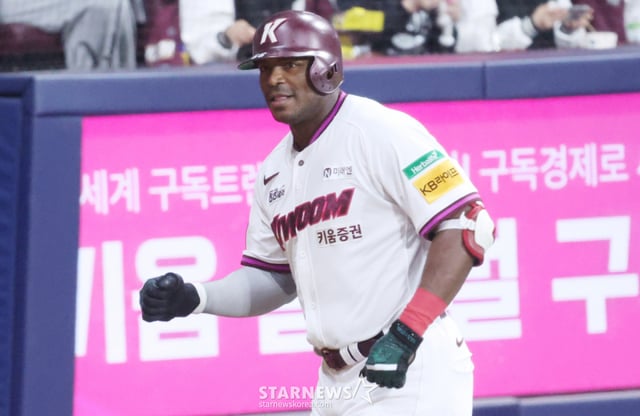 El partido de la Liga KBO Shinhan SOL Bank 2025 entre Kiwoom Heroes y Doosan Bears se celebró el día 22 en el estadio de béisbol Jamsil. Puig de Kiwoom conecta un jonrón de dos carreras al campo izquierdo con dos outs en la parte baja del tercer inning desde primera base, mientras regresa a casa. /foto=reportero jefe Kim Jin-kyung kim.jinkyung@