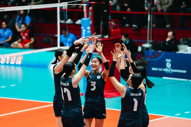 13일 필리핀과의 2026 FIVB 세계선수권대회 16강전 득점 이후 기뻐하고 있는 대한민국 17세 이하(U17) 여자배구 대표팀 최민주. /사진=FIVB 홈페이지 캡처