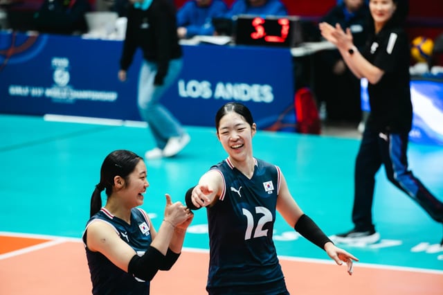 13일 필리핀과의 2026 FIVB 세계선수권대회 16강전 득점 이후 기뻐하고 있는 대한민국 17세 이하(U17) 여자배구 대표팀 최민주. /사진=FIVB 홈페이지 캡처