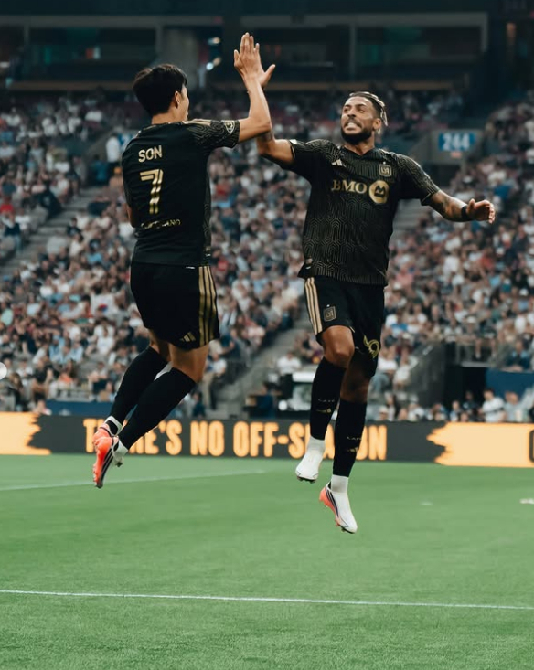 Son Heung-min (a la derecha) celebra con Denis Bouanga tras marcar el primer gol del partido contra el Vancouver Whitecaps en el 19º round de la MLS regular 2026, disputado el día 2 (hora coreana) en el BC Place de Vancouver, Canadá. /Foto=Captura de las redes sociales oficiales (SNS) del LAFC