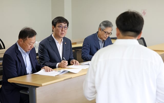 Choi Hwi-young, ministro de Cultura, Deportes y Turismo, visitó el día 13 el estadio de béisbol Mokdong en el distrito Yangcheon de Seúl, donde se celebraba el torneo de béisbol escolar Bonghwangdae, para inspeccionar el estado de las medidas de seguridad frente a enfermedades relacionadas con el calor. /foto=Ministerio de Cultura, Deportes y Turismo