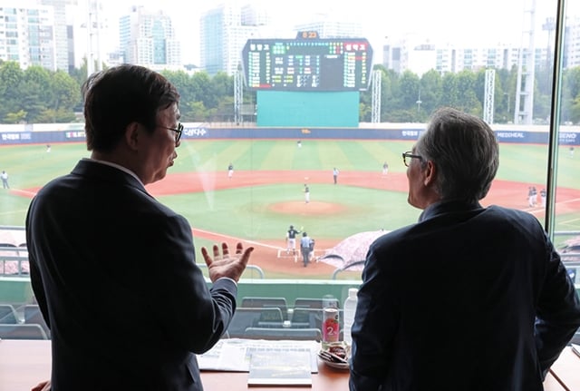 Choi Hwi-young, ministro de Cultura, Deportes y Turismo, mantiene una conversación con Yang Hae-yeong, presidente de la Asociación Coreana de Béisbol y Softbol. /Foto=Ministerio de Cultura, Deportes y Turismo