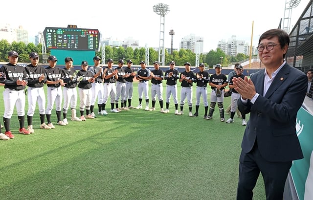 Choi Hwi-young, ministro de Cultura, Deportes y Turismo, visitó el día 13 el lugar del torneo de béisbol escolar Bonghwangdae celebrado en el estadio de béisbol Mokdong en el distrito Yangcheon de Seúl para inspeccionar el estado de las medidas de seguridad frente a enfermedades relacionadas con el calor y animar a los jugadores del equipo de Seorak que se preparaban para el partido. /Foto=Ministerio de Cultura, Deportes y Turismo