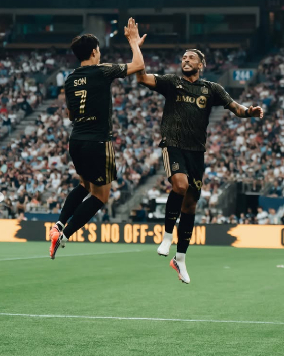 Son Heung-min (phải) ghi bàn mở tỷ số vào ngày 2 (giờ Hàn Quốc) tại BC Place ở Vancouver, Canada trong trận đấu vòng 19 MLS chính thức 2026 với Vancouver Whitecaps và ăn mừng cùng Denis Bouanga. /Ảnh=Ảnh chụp từ trang mạng xã hội chính thức của LAFC