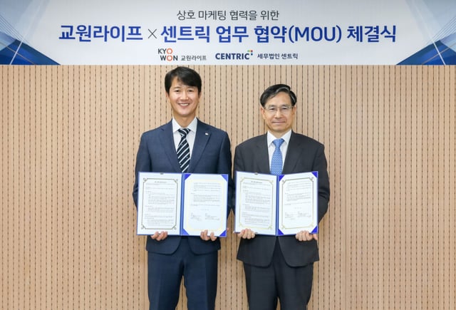 서동혁 교원라이프 사업대표(왼쪽)와 마숙룡 세무법인 센트릭 대표가 업무협약(MOU) 체결 후 기념 촬영을 하고 있다./사진제공=교원라이프