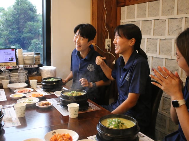 水原FC女子队用餐。/照片=水原FC提供