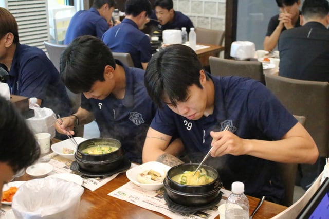 水原FC男子队用餐。/图片=水原FC提供