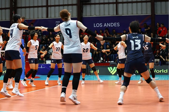 지난 대회 조별리그 1차전 푸에르토리코전 승리 후 세리머니를 하고 있는 대한민국 17세 이하 여자배구 대표팀 선수들. /사진=FIVB 홈페이지 캡처
