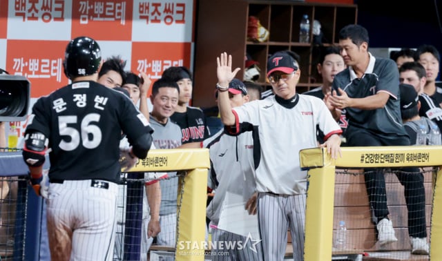 Văn Jeong-bin, bậc 5 của LG, đã phát nổ một cú home run hai điểm về bên trái với một người trên base không ai ra ở hiệp 8 trận đấu giữa Kiwoom Heroes và LG Twins diễn ra tại Gocheok Skydome vào ngày 12 năm 2026, chạy về nhà và nhận được lời chúc mừng từ huấn luyện viên Yêm Kyung-yeop. Ngày 2026.08.12. /ảnh=phóng viên cao cấp Kang Young-jo cameratalks@